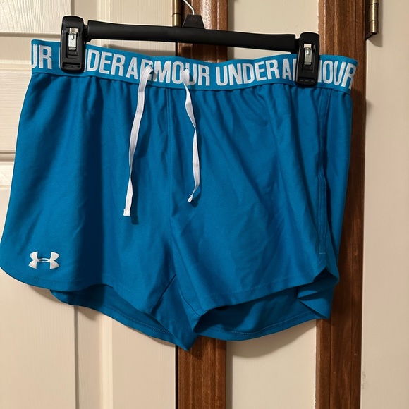 Under Armour Pants - Women’s Under Armour athletic shorts, size M